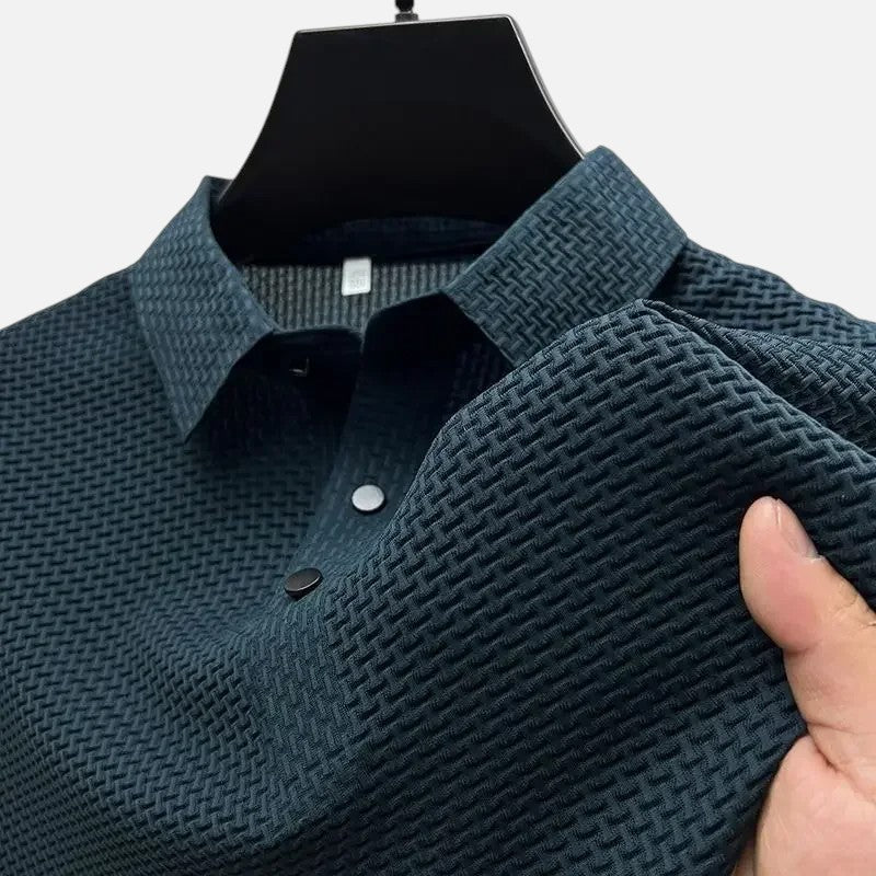 "Polo respirant homme élégant, manches courtes, tissu léger, idéal pour l'été."