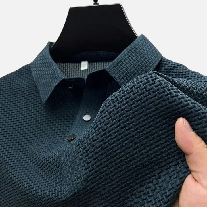 "Polo respirant homme élégant, manches courtes, tissu léger, idéal pour l'été."