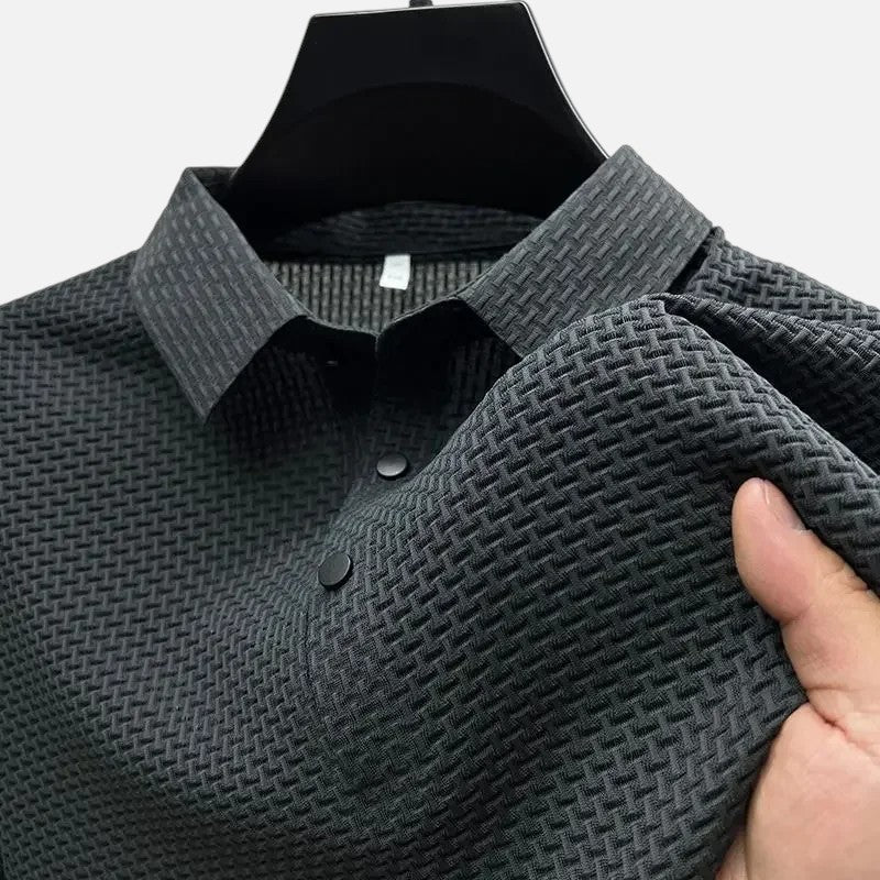 "Polo respirant homme élégant, manches courtes, tissu léger, idéal pour l'été."