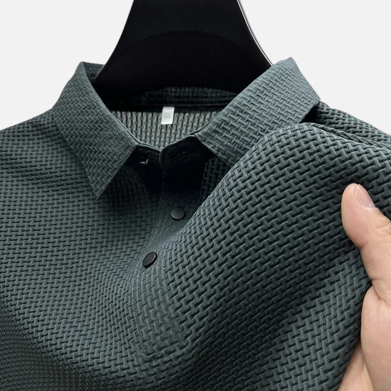 "Polo respirant homme élégant, manches courtes, tissu léger, idéal pour l'été."