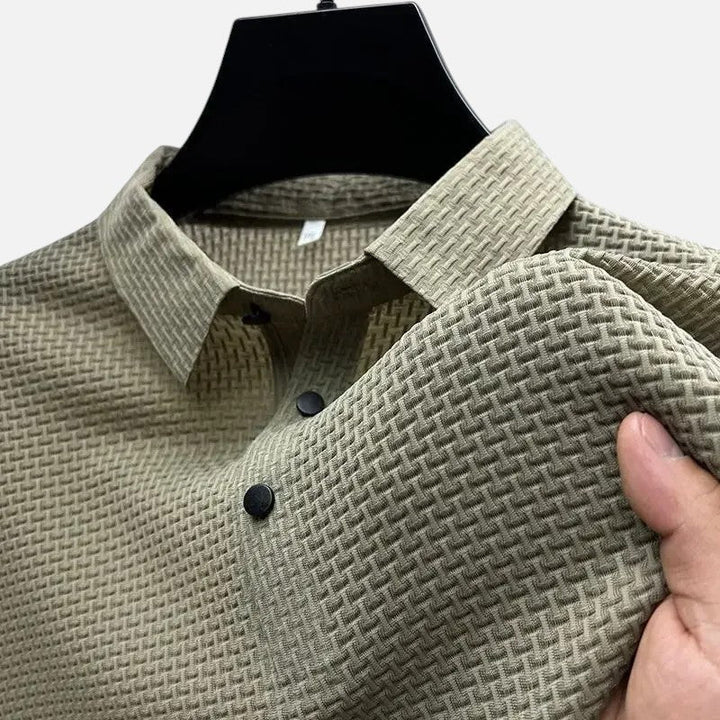 "Polo respirant homme élégant, manches courtes, tissu léger, idéal pour l'été."