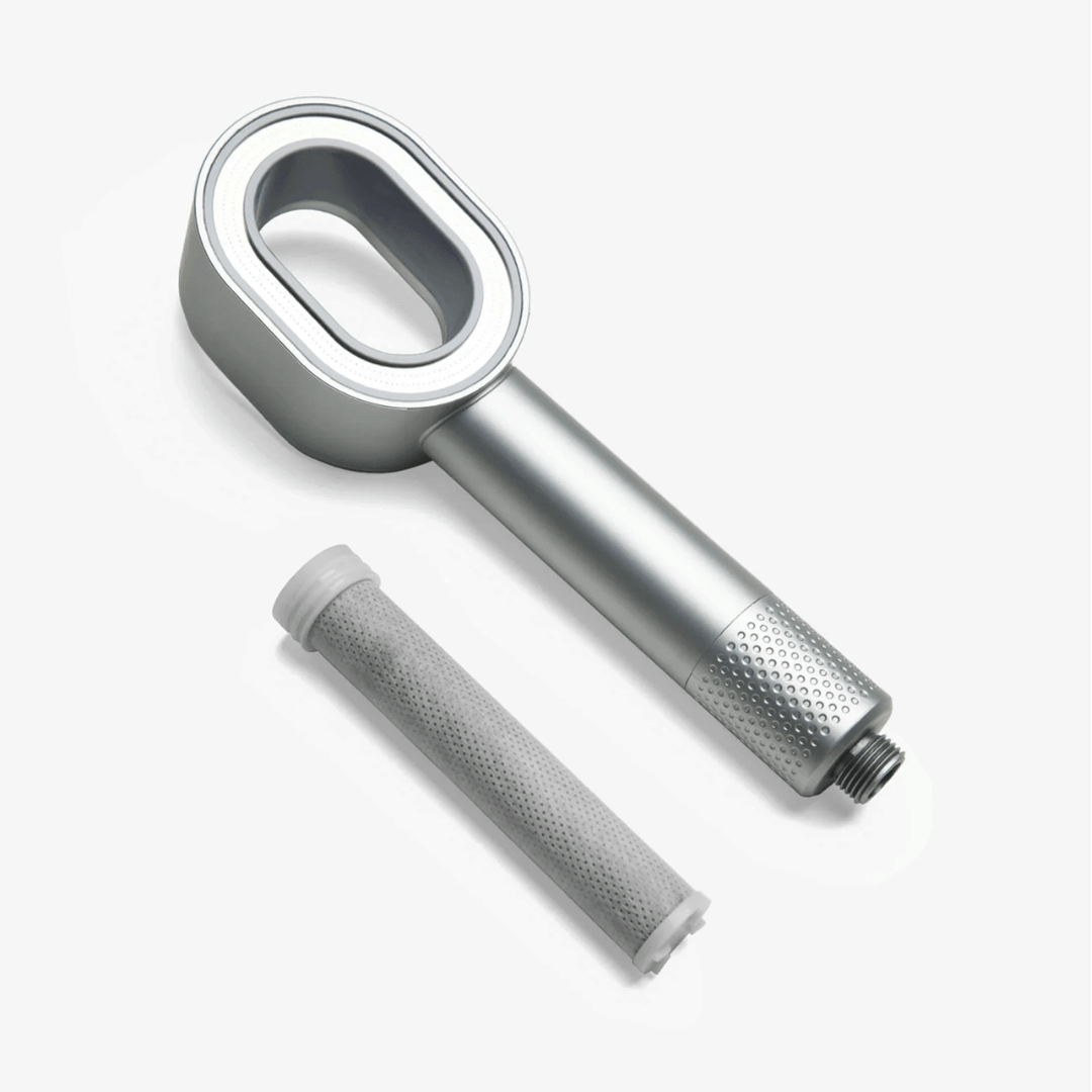 Pommeau de douche purifiant, design ergonomique, réduit calcaire et impuretés, pour une peau douce et revitalisée.