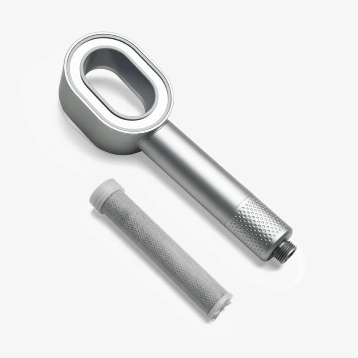 Pommeau de douche purifiant, design ergonomique, réduit calcaire et impuretés, pour une peau douce et revitalisée.