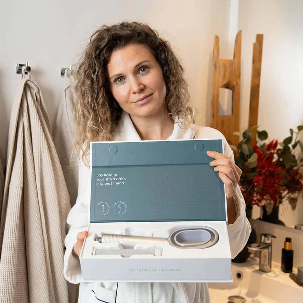 Pommeau de douche purifiant, design ergonomique, réduit calcaire et impuretés, pour une peau douce et revitalisée.