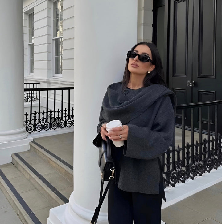 "Poncho femme en laine gris foncé avec design asymétrique, élégant et chaud, idéal pour l'hiver, vue complète."