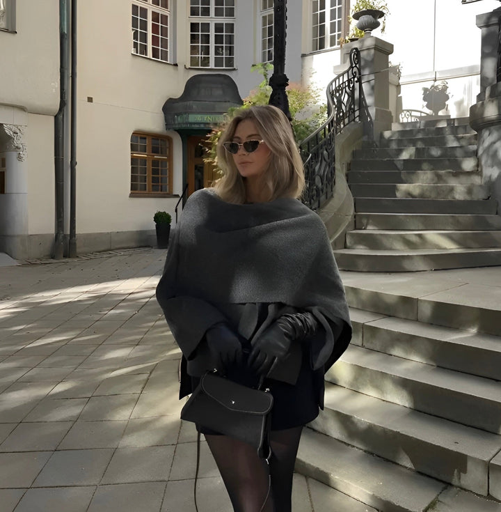 "Poncho femme en laine gris foncé avec design asymétrique, élégant et chaud, idéal pour l'hiver, vue complète."