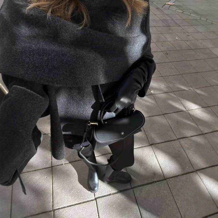 "Poncho femme en laine gris foncé avec design asymétrique, élégant et chaud, idéal pour l'hiver, vue complète."