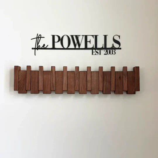 "Porte-manteau mural design piano bois noyer et hêtre, élégant et moderne, idéal pour suspensions variées."