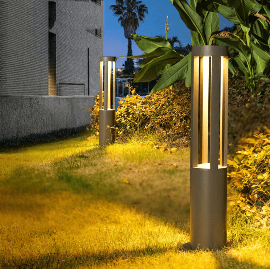 Potelet solaire LED en aluminium noir, éclairage extérieur élégant et écologique, lumière blanche chaude, 3 tailles.