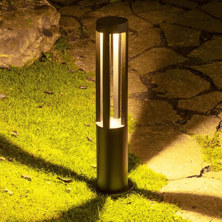Potelet solaire LED en aluminium noir, éclairage extérieur élégant et écologique, lumière blanche chaude, 3 tailles.