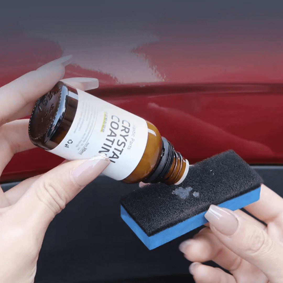 Produit de nettoyage pour voiture, pulvérisateur transparent, élimine saleté, protège et fait briller sans eau.