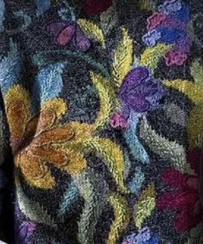 "Pull chic naturel avec motif floral délicat, coton mélangé, coupe flatteuse, idéal pour élégance quotidienne féminine."