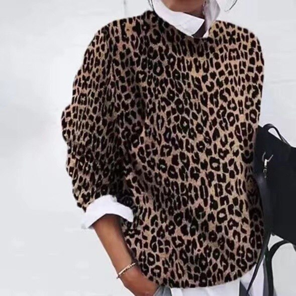 "Pull chic naturel avec motif floral délicat, coton mélangé, coupe flatteuse, idéal pour élégance quotidienne féminine."