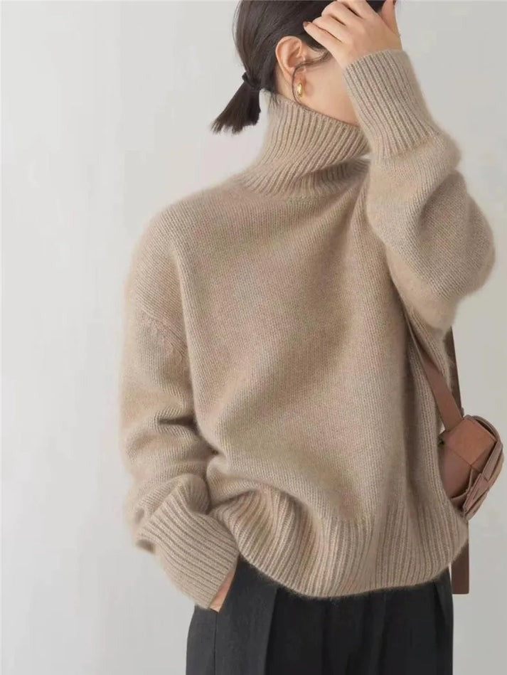"Pull col roulé cachemire Joline, élégant et doux, parfait pour ajouter chaleur et style aux tenues d'hiver."