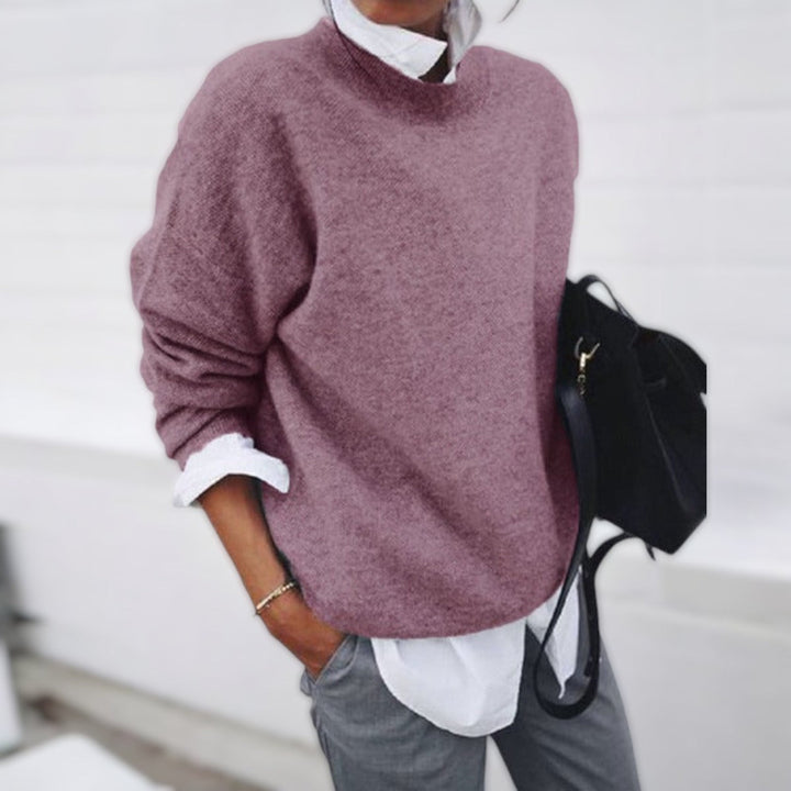 "Pull en cachemire doux pour femmes, style élégant, couleur rose, fond neutre sur cintre, idéal pour l'automne."