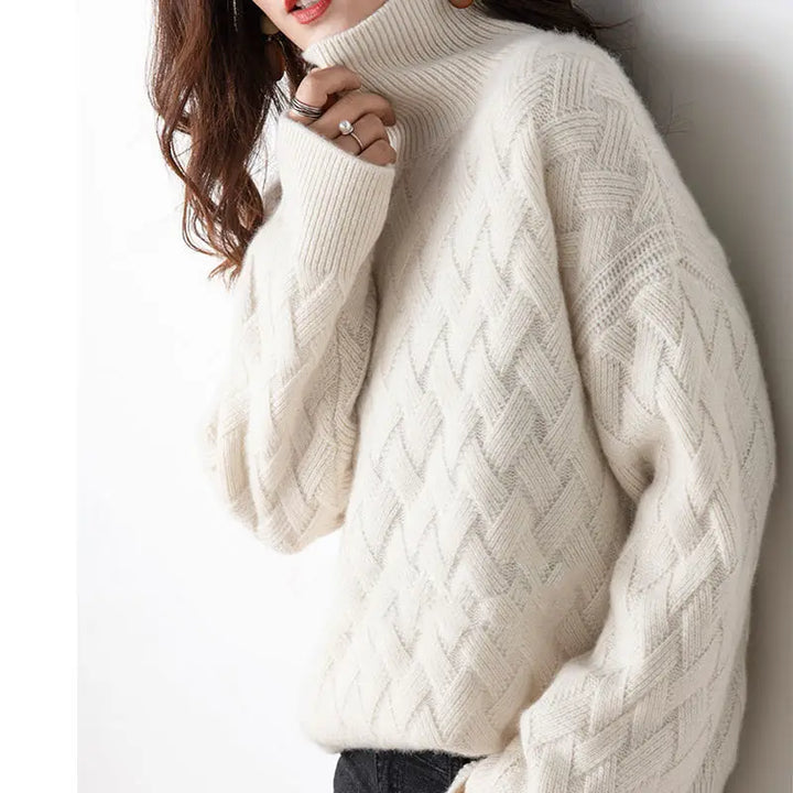 "Pull en cachemire femme élégant beige, coupe ajustée, parfait pour style chic et confortable en hiver."
