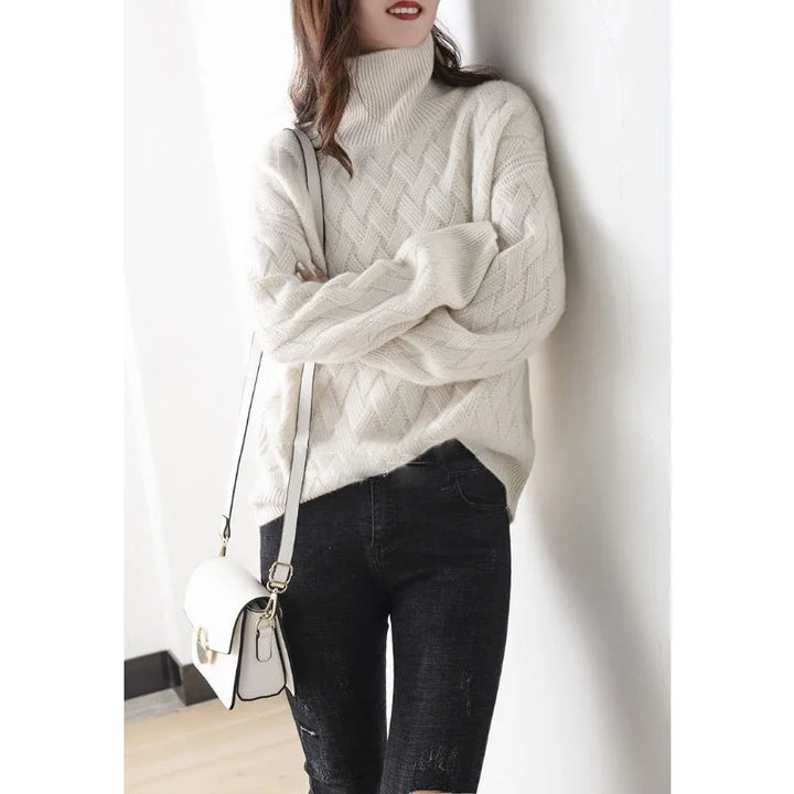"Pull en cachemire femme élégant beige, coupe ajustée, parfait pour style chic et confortable en hiver."