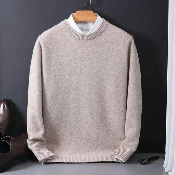 "Pull en cachemire homme, coupe ample, couleur beige, look décontracté et élégant, luxe raffiné."
