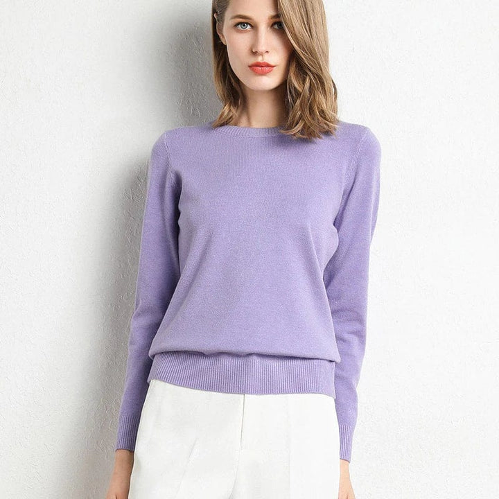"Pull en cachemire noir élégant pour femme, col rond, coupe classique, confort et style intemporel idéal pour l'hiver."