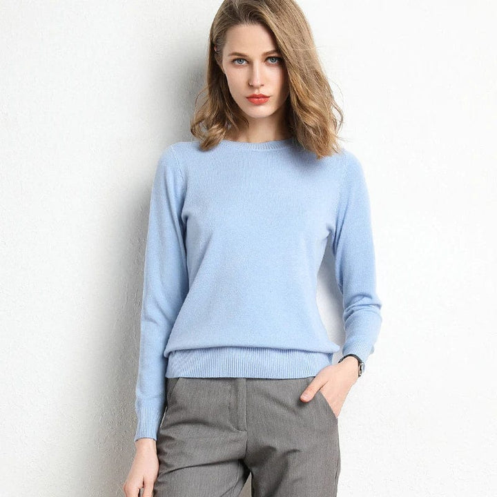 "Pull en cachemire noir élégant pour femme, col rond, coupe classique, confort et style intemporel idéal pour l'hiver."