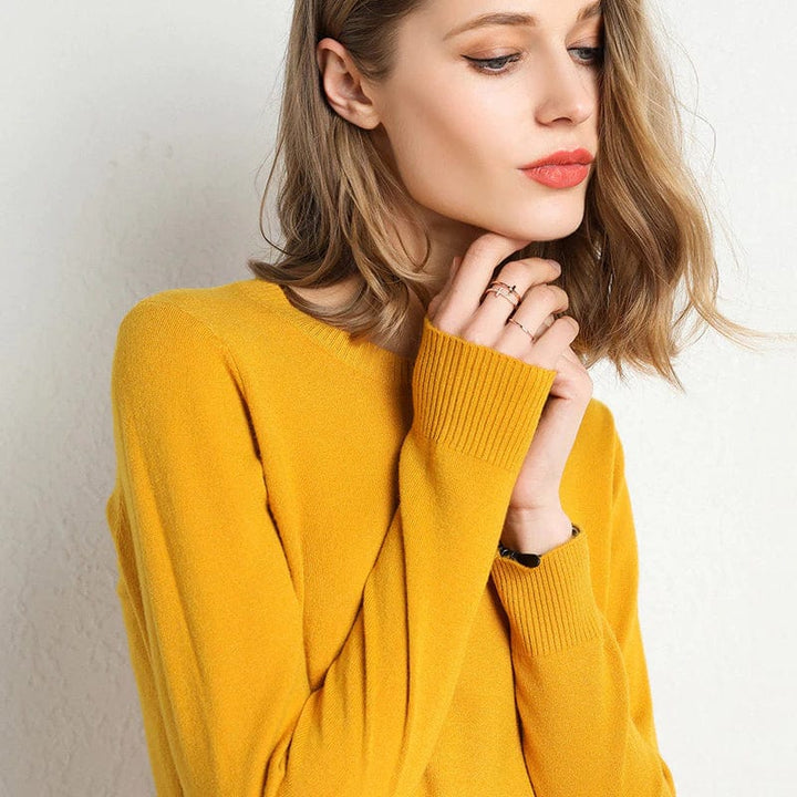 "Pull en cachemire noir élégant pour femme, col rond, coupe classique, confort et style intemporel idéal pour l'hiver."