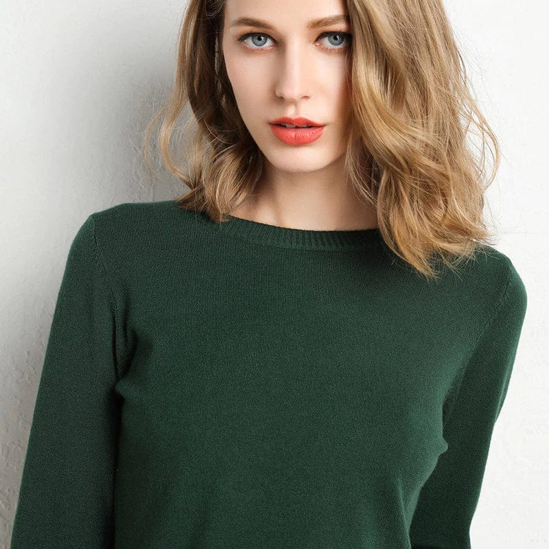 "Pull en cachemire noir élégant pour femme, col rond, coupe classique, confort et style intemporel idéal pour l'hiver."