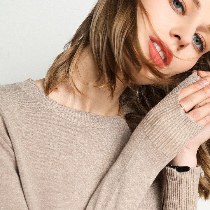 "Pull en cachemire noir élégant pour femme, col rond, coupe classique, confort et style intemporel idéal pour l'hiver."