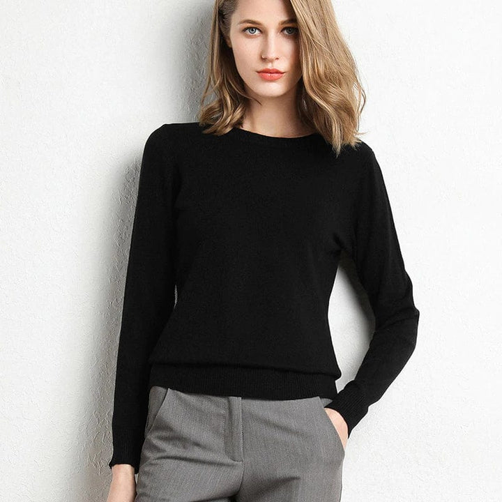"Pull en cachemire noir élégant pour femme, col rond, coupe classique, confort et style intemporel idéal pour l'hiver."
