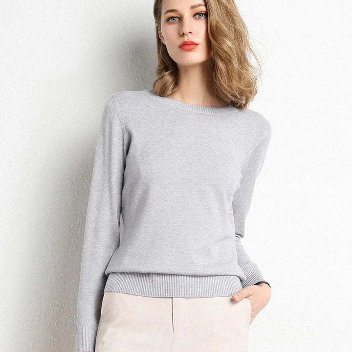 "Pull en cachemire noir élégant pour femme, col rond, coupe classique, confort et style intemporel idéal pour l'hiver."