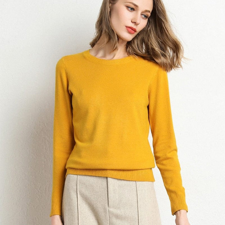 "Pull en cachemire noir élégant pour femme, col rond, coupe classique, confort et style intemporel idéal pour l'hiver."