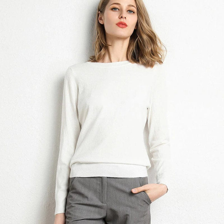 "Pull en cachemire noir élégant pour femme, col rond, coupe classique, confort et style intemporel idéal pour l'hiver."