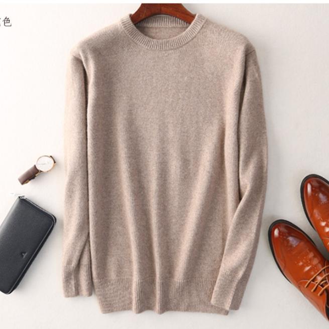 Pull en cachemire pour homme, couleur unie, texture douce, col rond, manches longues, élégance et confort haut de gamme.