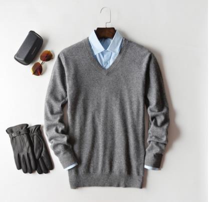 Pull en cachemire pour homme, couleur unie, texture douce, col rond, manches longues, élégance et confort haut de gamme.