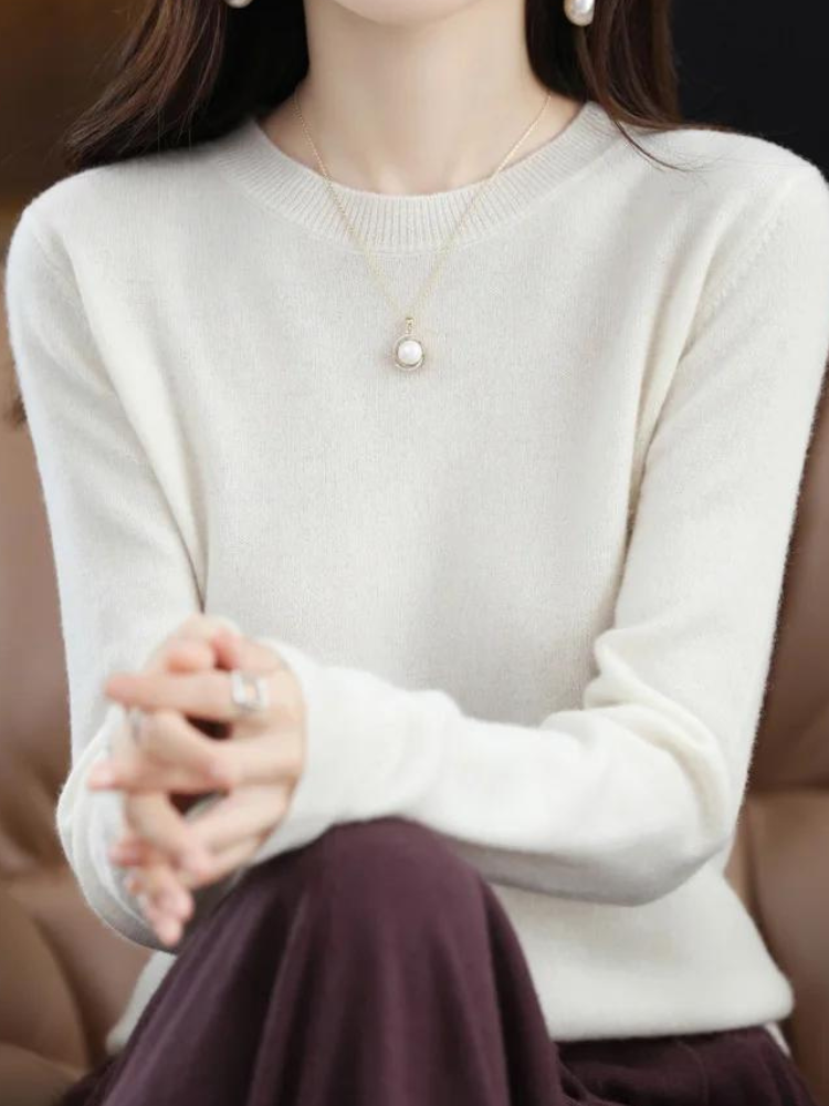 "Pull en laine mérinos pour femmes en beige, manches longues, design élégant, douceur luxe idéale pour l'hiver."