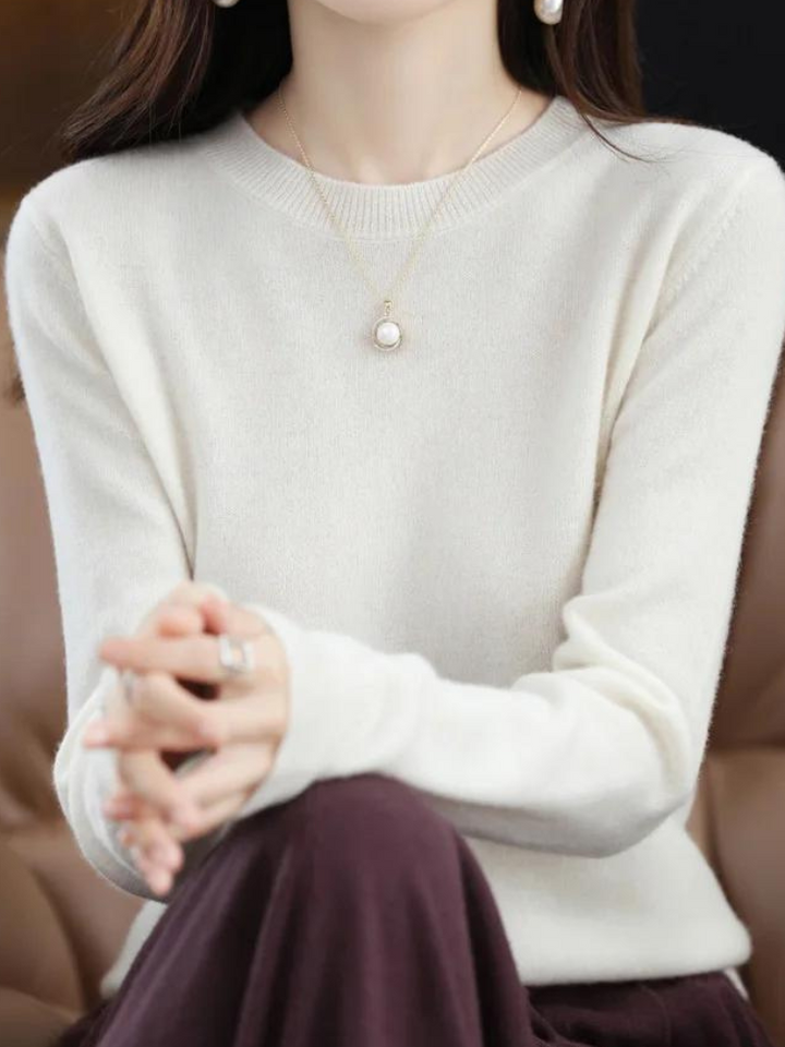 "Pull en laine mérinos pour femmes en beige, manches longues, design élégant, douceur luxe idéale pour l'hiver."