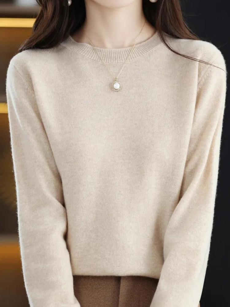 "Pull en laine mérinos pour femmes en beige, manches longues, design élégant, douceur luxe idéale pour l'hiver."