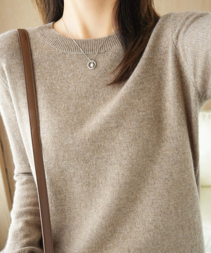 "Pull en laine mérinos pour femmes en beige, manches longues, design élégant, douceur luxe idéale pour l'hiver."