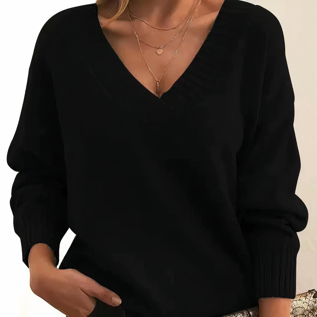 "Pull femme en cachemire col V, élégant et doux, fond beige, idéal pour élégance quotidienne et chaleur légère."