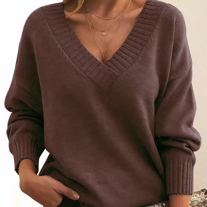 "Pull femme en cachemire col V, élégant et doux, fond beige, idéal pour élégance quotidienne et chaleur légère."