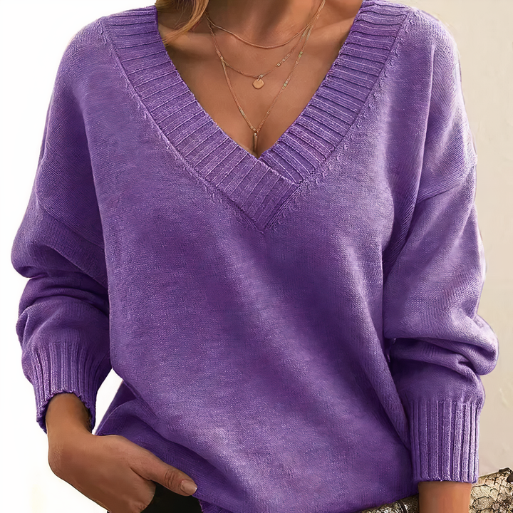 "Pull femme en cachemire col V, élégant et doux, fond beige, idéal pour élégance quotidienne et chaleur légère."