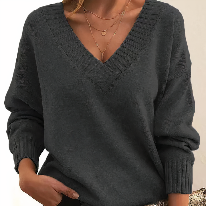 "Pull femme en cachemire col V, élégant et doux, fond beige, idéal pour élégance quotidienne et chaleur légère."