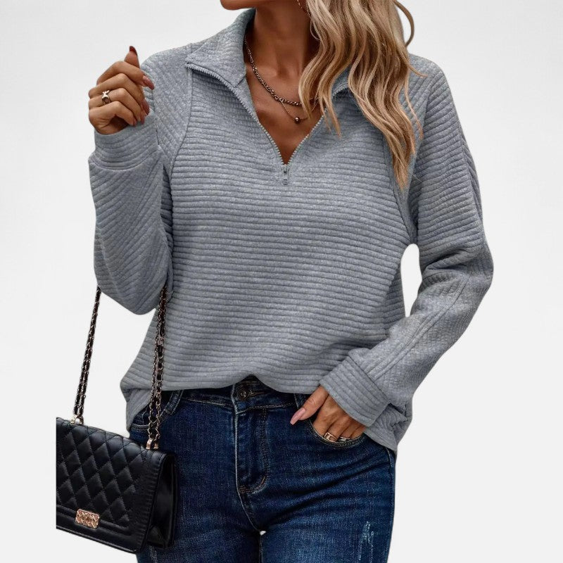 "Pull femme maille côtelée, col montant zippé, look décontracté et élégant, texture raffinée et moderne."