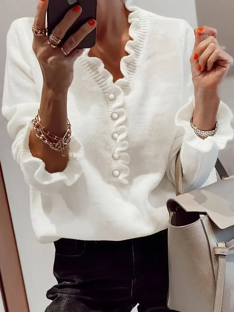 "Pull femme printemps col V en coton blanc, coupe ajustée élégante et légère, idéal pour tenues décontractées ou habillées."