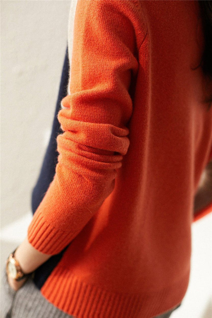 "Pull femme rayé marine et orange, design rétro color-block, coton doux, coupe classique et élégante."