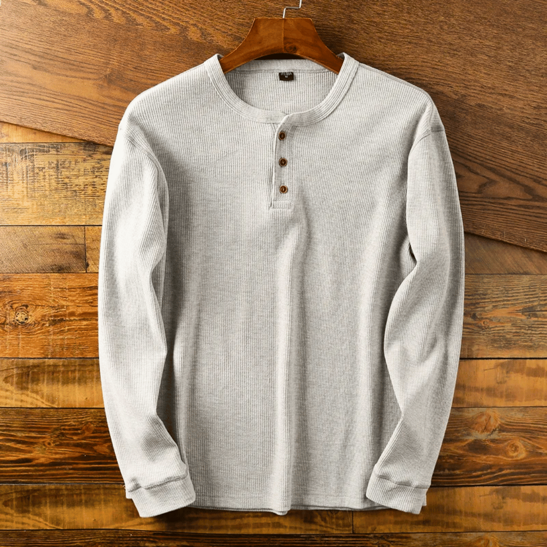 "Pull Henley homme en coton doux, couleur neutre, design moderne avec col Henley, pour style chic et confortable."