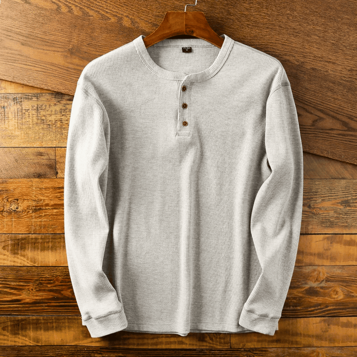 "Pull Henley homme en coton doux, couleur neutre, design moderne avec col Henley, pour style chic et confortable."