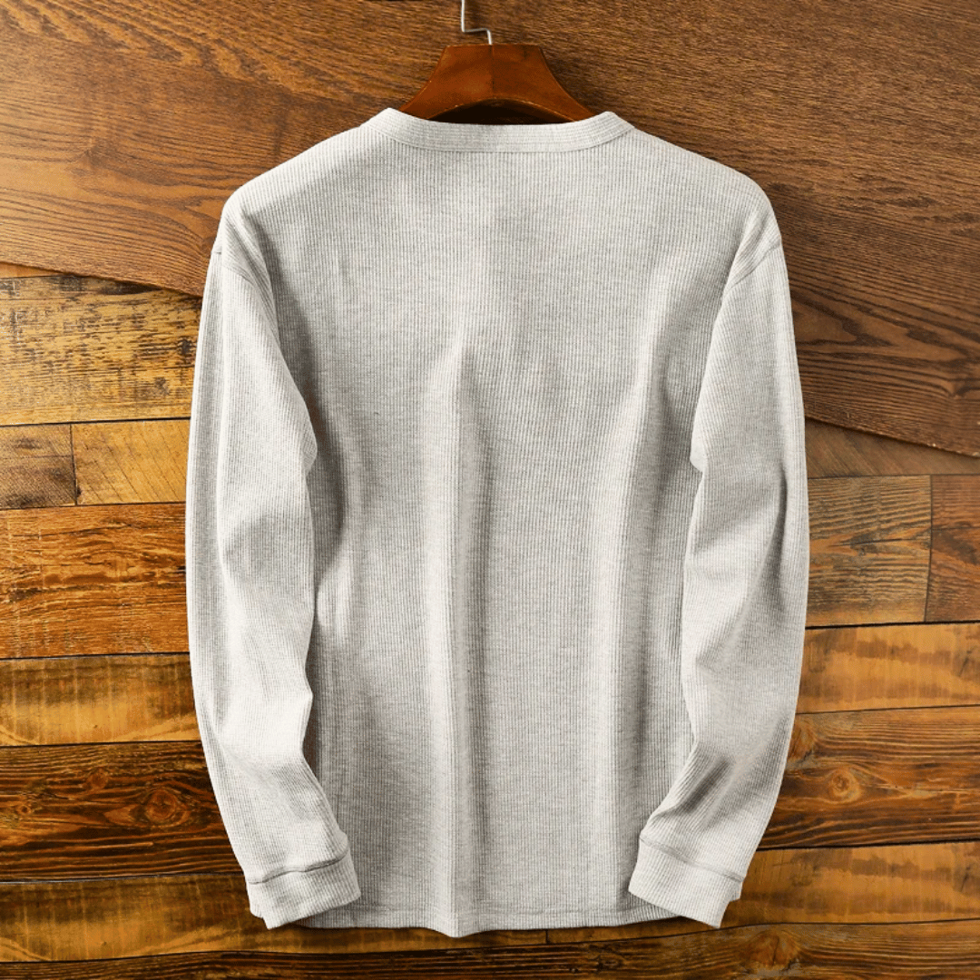 "Pull Henley homme en coton doux, couleur neutre, design moderne avec col Henley, pour style chic et confortable."
