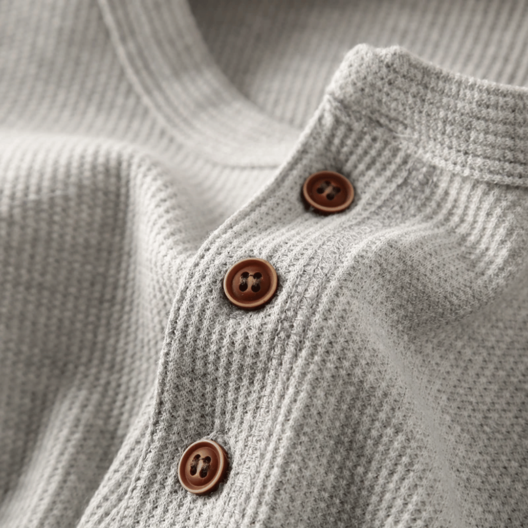 "Pull Henley homme en coton doux, couleur neutre, design moderne avec col Henley, pour style chic et confortable."