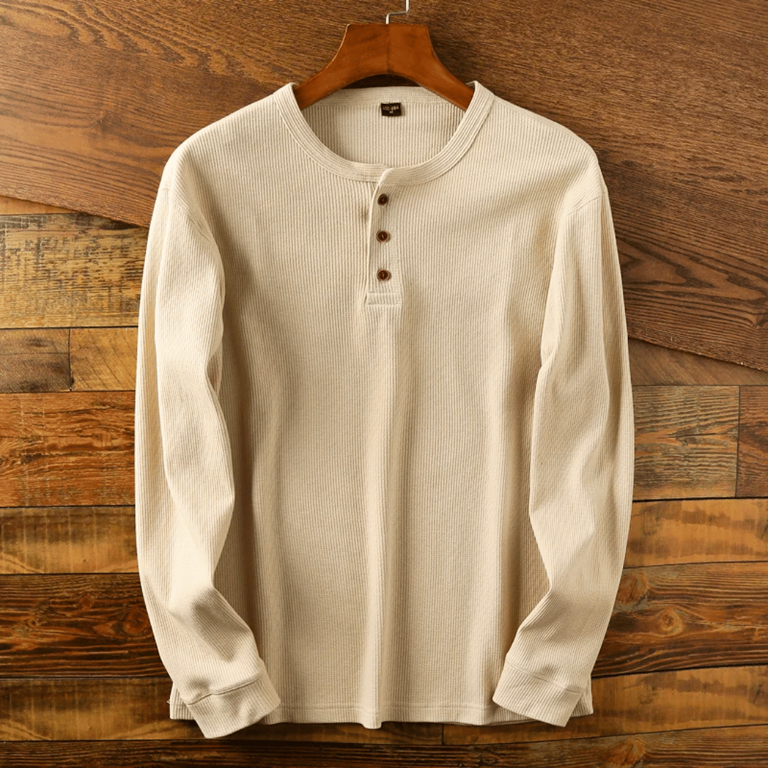 "Pull Henley homme en coton doux, couleur neutre, design moderne avec col Henley, pour style chic et confortable."