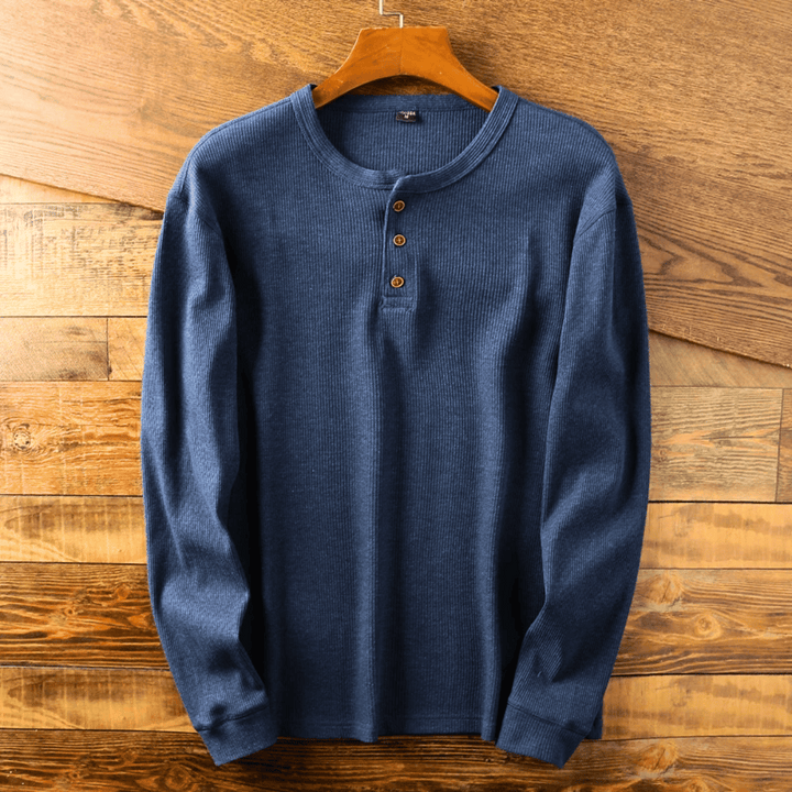 "Pull Henley homme en coton doux, couleur neutre, design moderne avec col Henley, pour style chic et confortable."